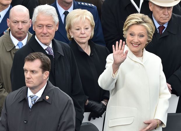 ¡Oh-oh! Bill Clinton se bucea a Melania Trump… mira lo que hizo Hillary ?? [Video]
