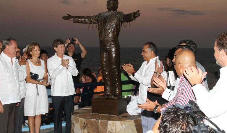 Revelan estatua de Juan Gabriel en Acapulco ??