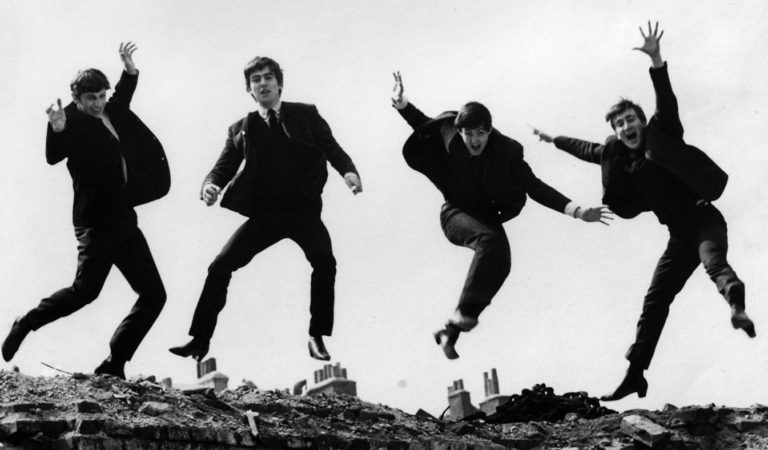 Ringo Starr responde a los rumores de que la nueva canción de los Beatles utilizó IA para la voz de John Lennon