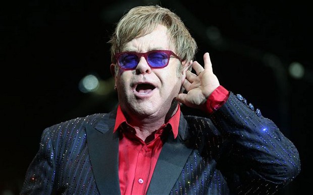 Elton John publicó una colección de 16 canciones con grandes artistas ???
