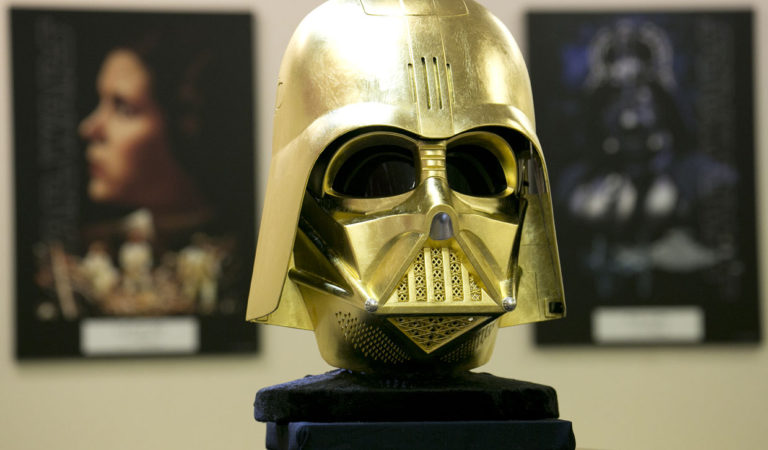 ¿Lo comprarás? A la venta casco de  Darth Vader hecho en oro [VIDEO]