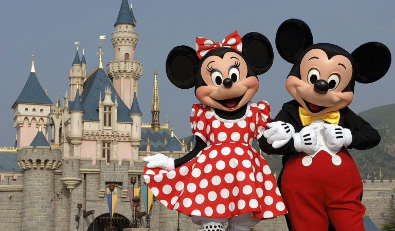 Disneyland París aplazó su reapertura por el coronavirus ??
