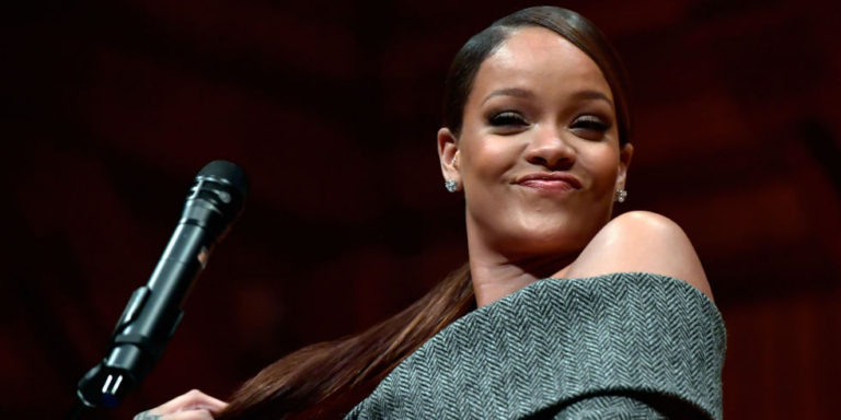 No se cansa! Rihanna paseó por Nueva York sin brasier ? [Foto]