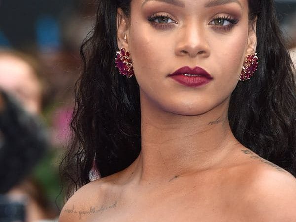 El atrevido escote de Rihanna que se robó el show ? [Fotos]
