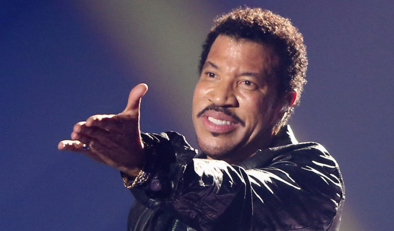 Lionel Richie aplazó su gira de conciertos en Europa