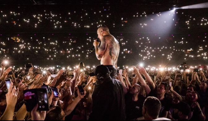 A casi dos meses de su muerte, así rindió tributo Linkin Park a Chester Bennington ?