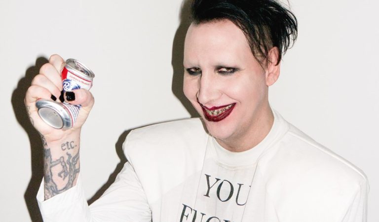 Marilyn Manson tiene orden de arresto por escupir a una reportera