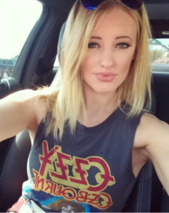 ¡Su arma más letal es su cuerpo! Conoce a Haley Drew la sexy policía