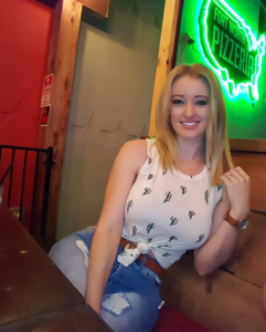 ¡Su arma más letal es su cuerpo! Conoce a Haley Drew la sexy policía