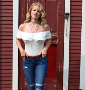 ¡Su arma más letal es su cuerpo! Conoce a Haley Drew la sexy policía