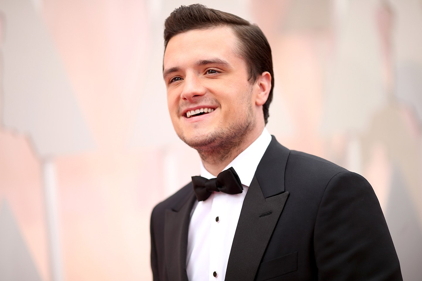 Josh Hutcherson se desnudó en su serie de televisión y causó gran impacto  en las redes [Fotos]