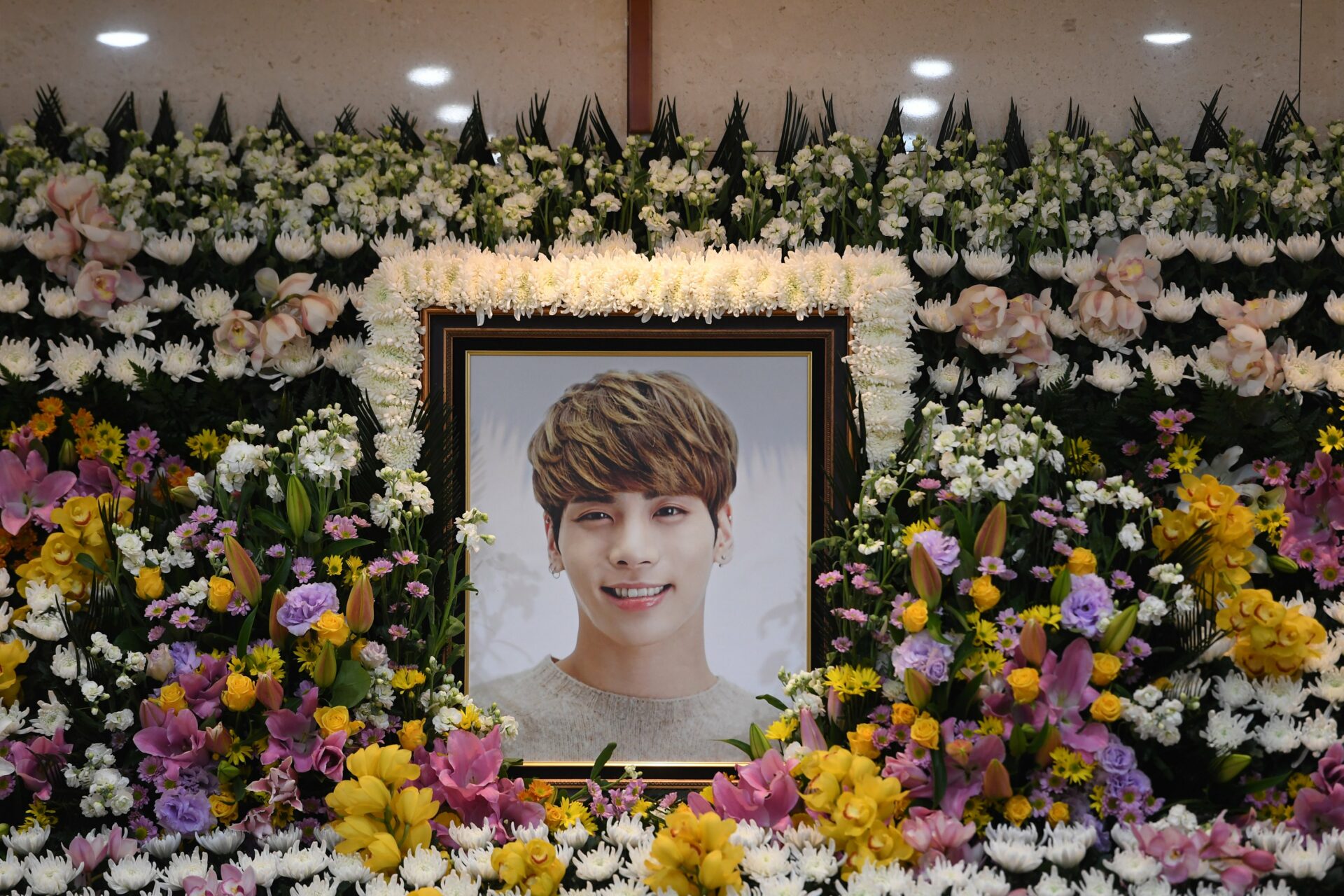 Estrellas del Kpop se reúnen en funeral de Kim JongHyun