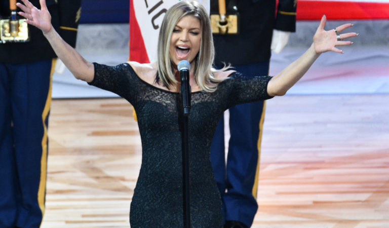 El extraño estilo de Fergie al interpretar el himno de los Estados Unidos [VIDEO]