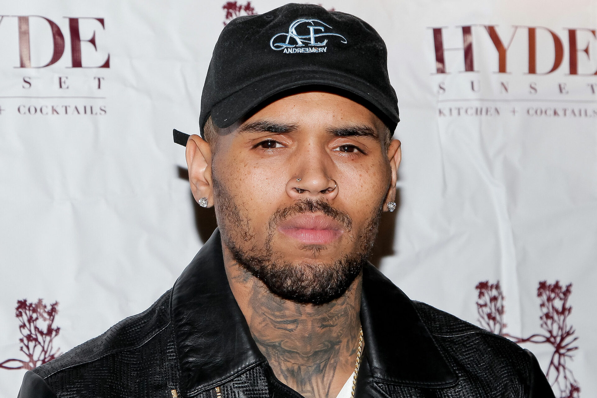 Abuchean a Chris Brown en los American Music Awards y cancelan su