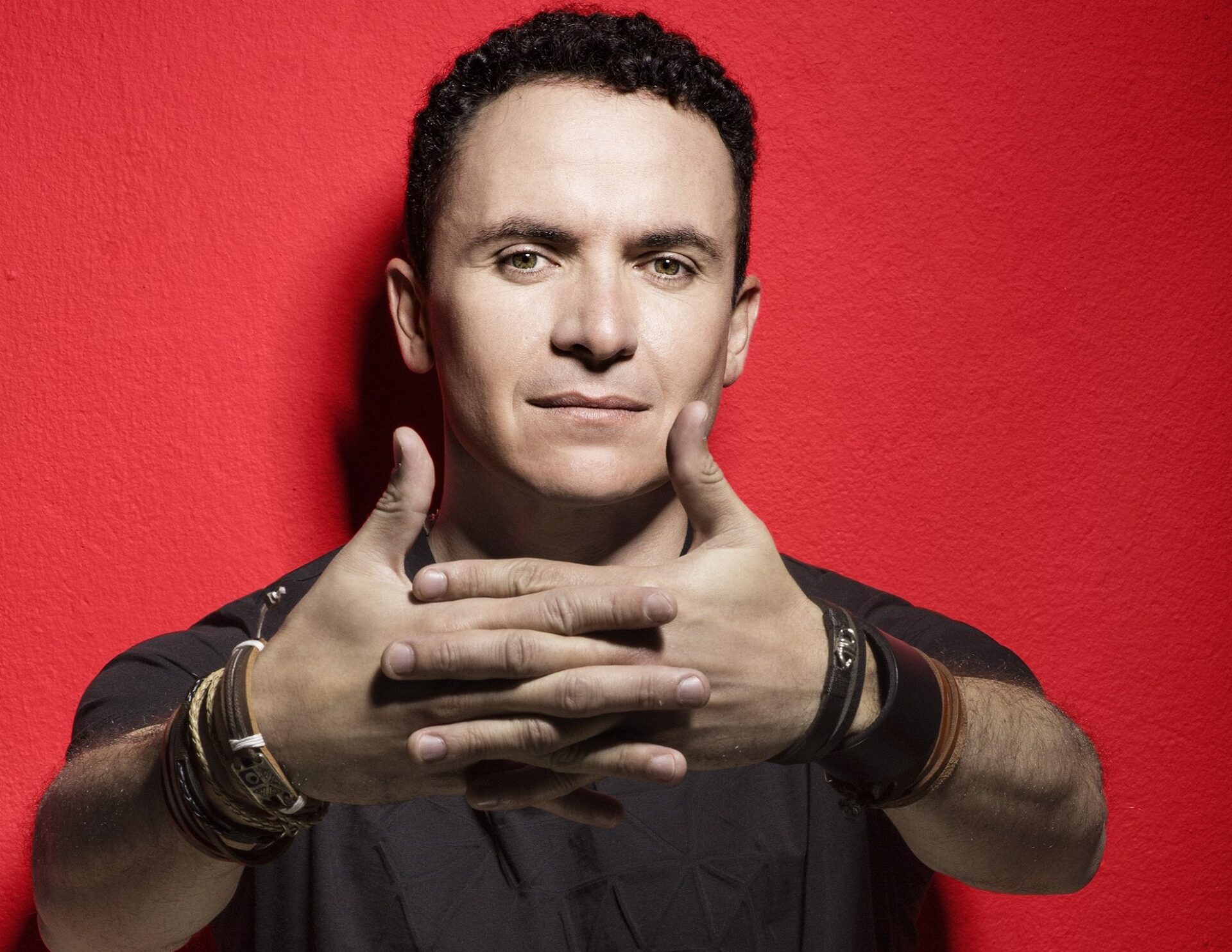 Fonseca nos dice en su nueva canción que somos "simples corazones"