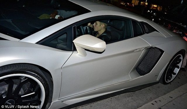 ¡Haciendo el rídiculo! Justin Bieber no sabe manejar su lujoso Lamborghini