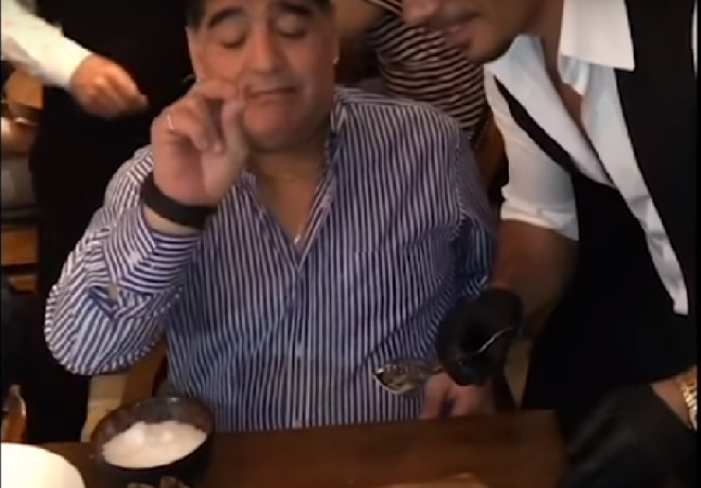 Maradona conoció al chef Salt Bae y le echó «polvito de sal» a su pedazo de filete  [VIDEO]