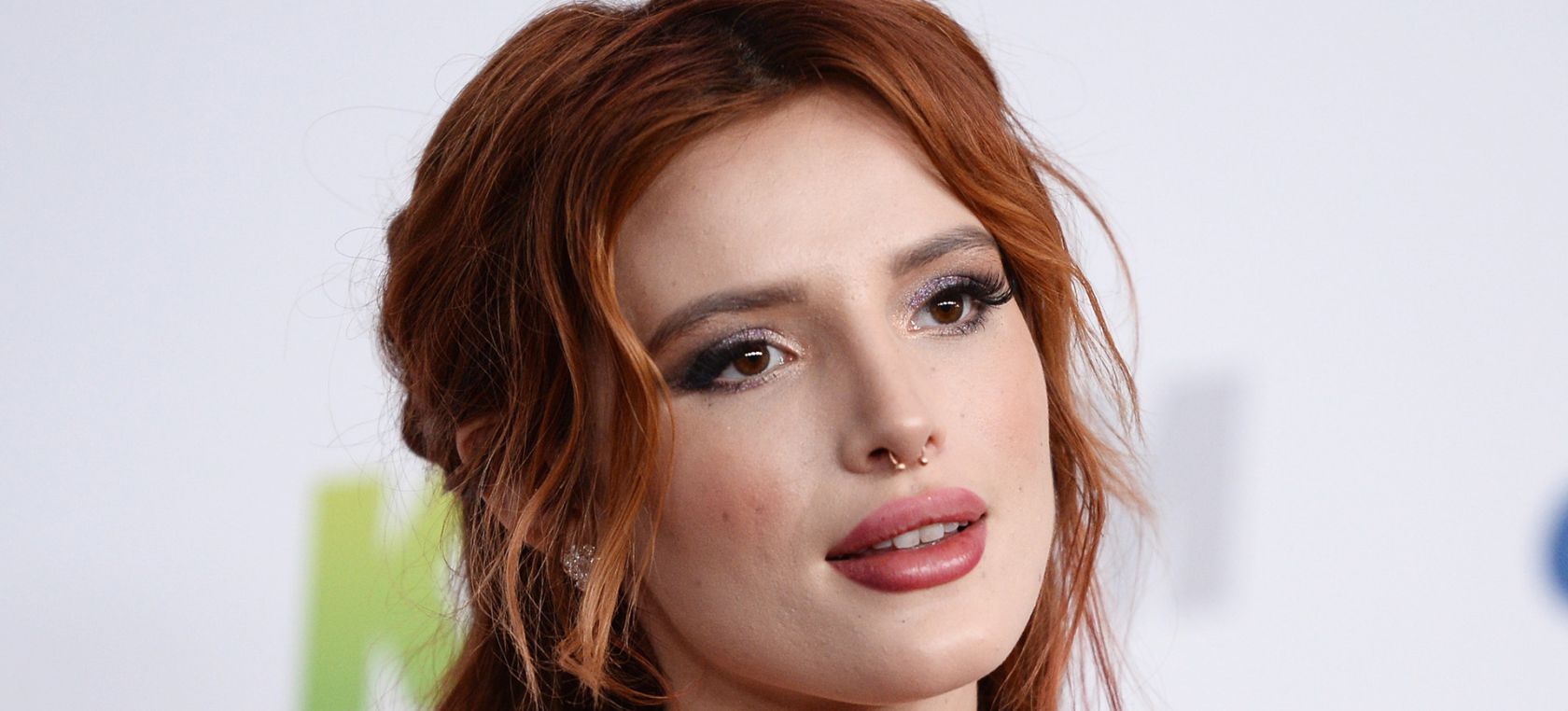 Los pezones de Bella Thorne quedaron al descubierto con este vestido  transparente [VIDEO]