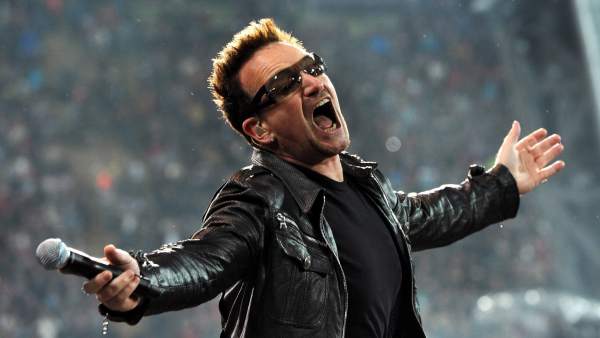 Bono, de U2, sufrió una aparatosa caída en pleno escenario ? [Video]