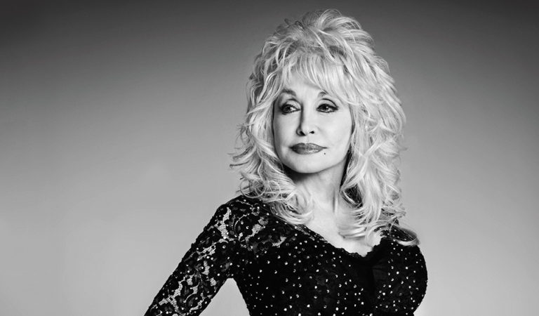 Dolly Parton envía emotivo mensaje tras vacunarse contra la COVID-19 ??‍??