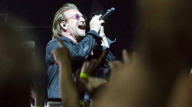 EN VIDEO: El momento en que Bono de U2 se queda sin voz en pleno concierto ?
