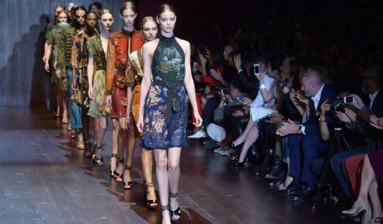 Modelos con tres senos desfilan en la Semana de la Moda de Milán ??