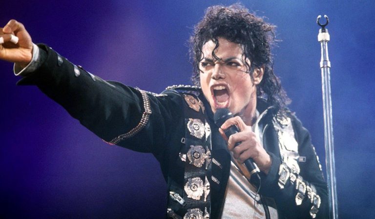 La película biográfica de Michael Jackson cobra impulso con el director de Training Day