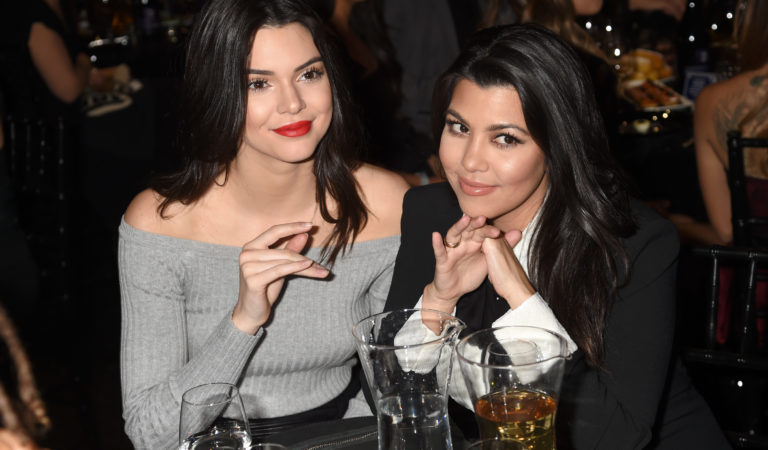 ¡Juntas en el jacuzzi! Kendall Jenner y Kourtney Kardashian presumieron sus esculturales traseros en tanga ?❄