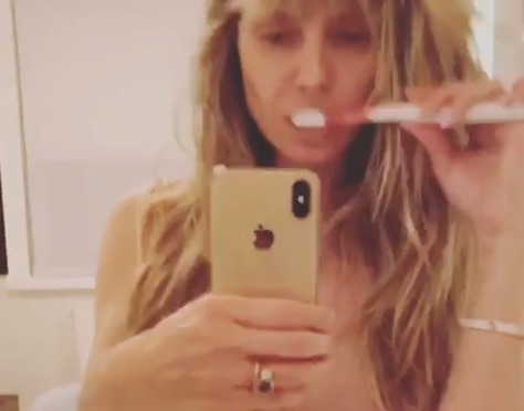 ¿Y no mostró más? Heidi Klum presume sus boobies en Instagram mientras se cepilla [VIDEO]