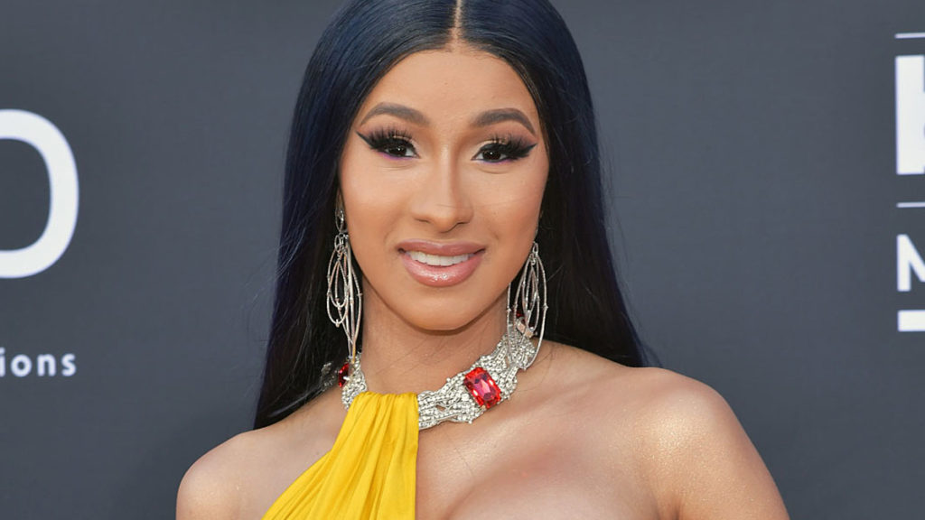 Desnuda Y Sin Censura Cardi B Estrena Videoclip Con Un Lésbico Beso Video 3697