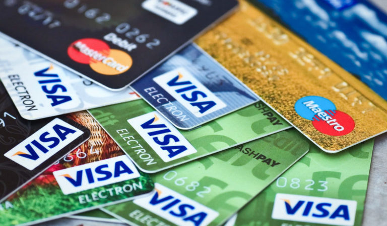 VIRAL: Un vendedor memorizó los datos de 1300 tarjetas de crédito para hacer compras por Internet??‍?