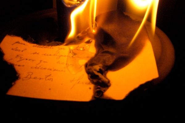 Despecho peligroso: ocasionó un incendio en su apartamento tras quemar las cartas de su exnovio??
