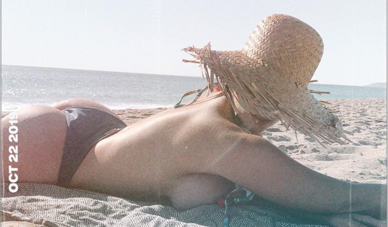 ¡Toda una sirena! Antonella Alonso decidió tomar sol y llenarse sus pechos de arena [FOTO]