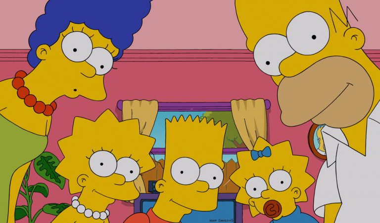 Los Simpson presentan 750 personajes únicos en la secuencia inicial de un episodio histórico
