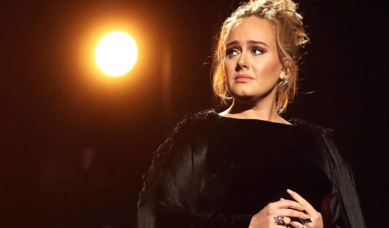Adele confirmó su nuevo romance con una tierna foto