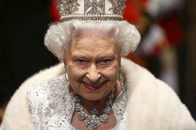 ¿Cansada? La reina Isabel II se despidió del público ??