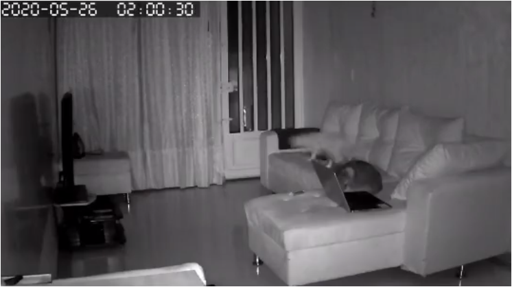 Durante la hora de los muertos: Cámara de seguridad capta la presencia de un fantasma [VIDEO]