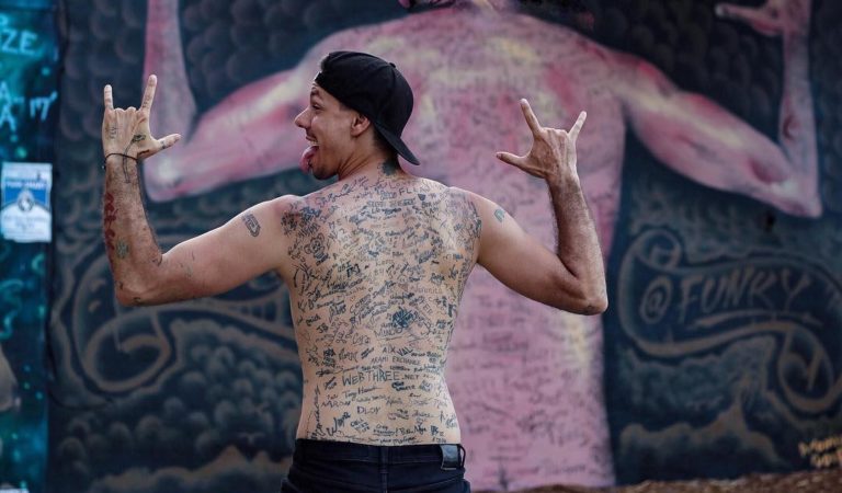 Actor de los «Vengadores» le tatuó la espalda a este venezolano [VIDEO]
