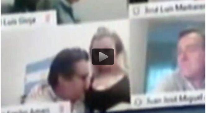 «El peZOOM»: Diputado en plena sesión virtual con el Congreso comenzó a besar los pechos de su esposa