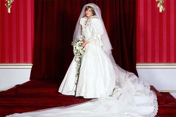 The Crown: Diseñadores hacen réplica del vestido de novia de Lady Di para la temporada 4