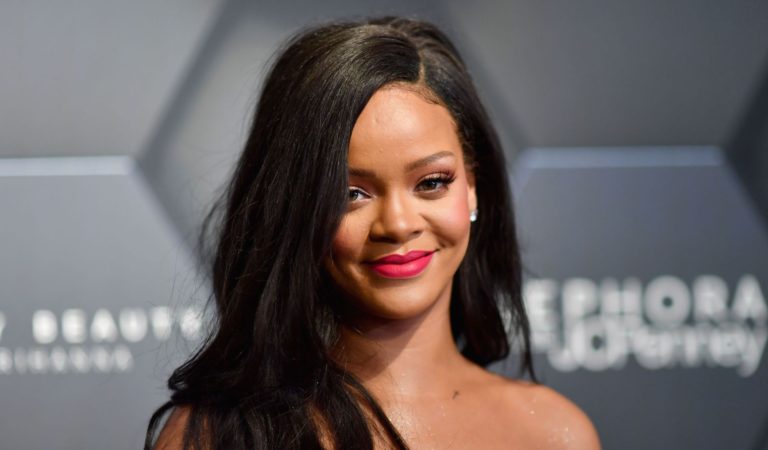 Capturaron a Rihanna dándose un «gustico» gastronómico y sin una gota de maquillaje 😏🤤