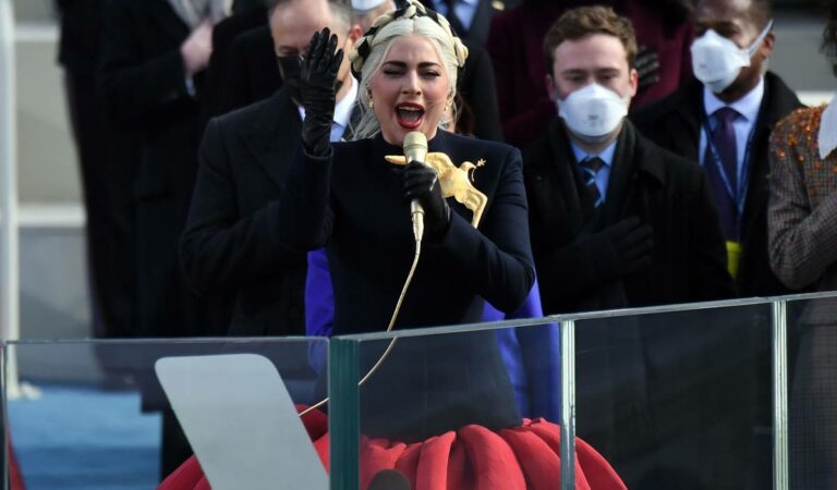 Lady Gaga impuso su estilo al cantar el himno de Estados Unidos en la juramentación de Biden