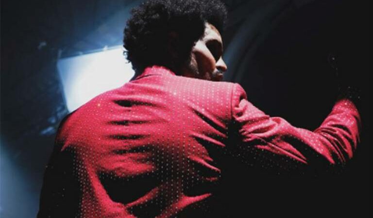 The Weeknd se cambio el rostro para su nuevo videoclip musical «Save you tears»