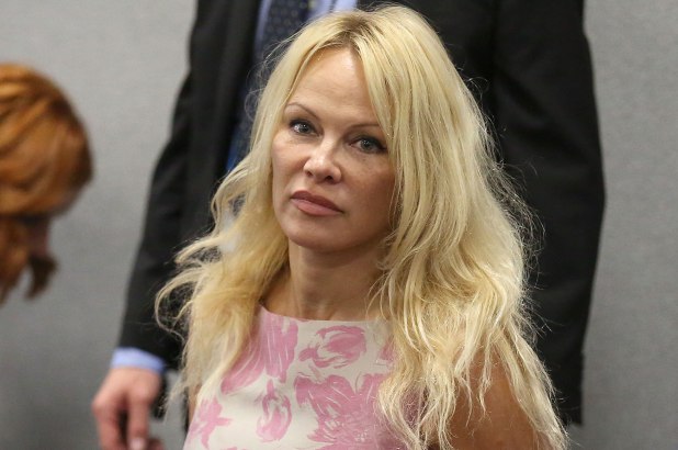 Era casado y con tres hijos: Acusan a Pamela Anderson de destruir una familia ??