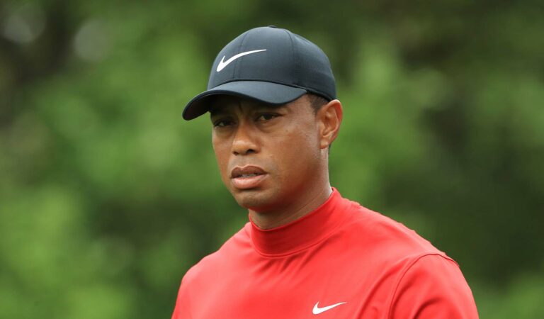 Hospitalizaron de emergencia a Tiger Woods tras accidente automovilístico ??