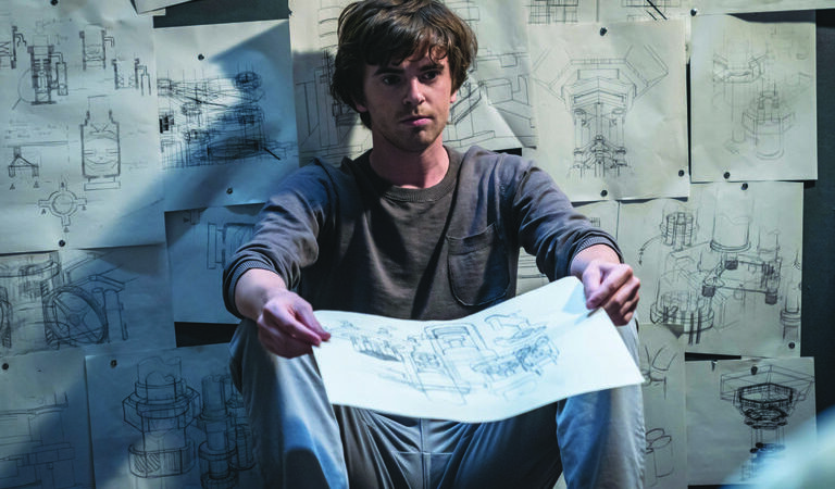 Freddie Highmore deja de ser «un buen doctor» para robar el banco de España