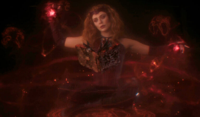El traje de Scarlet Witch en Doctor Strange 2 se ve de cerca en nuevas imágenes