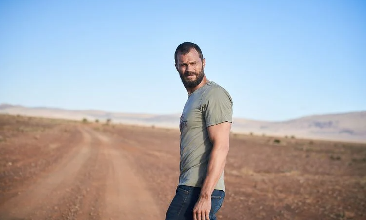 Jamie Dornan se pasea por el desierto en las primeras imágenes de «The Tourist», la serie de HBO Max