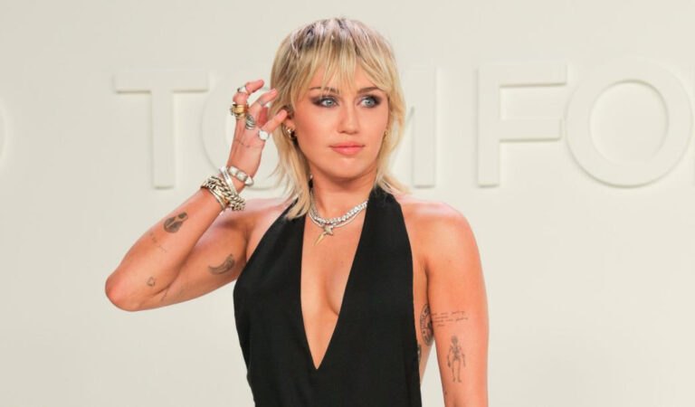 De espalda y en tanga: Miley Cyrus respondió a los haters con una imagen bien atrevida 😳🔥
