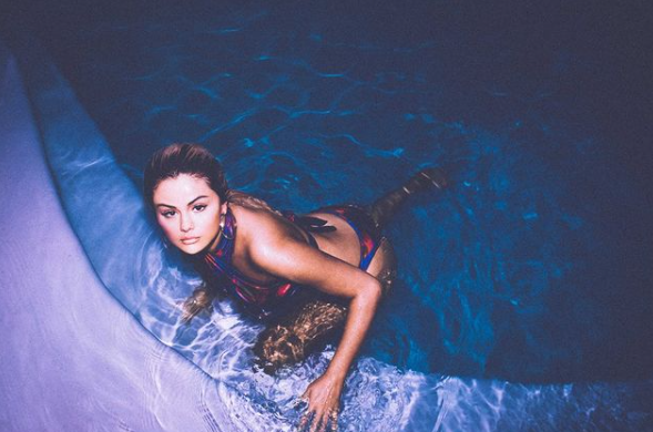 Selena Gómez todavía demuestra que está «riquiquita» con esta sesión de fotos en traje de baño